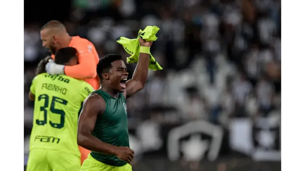 Foto: Thiago Ribeiro/AGIF – Endrick comemora vitória do Palmeiras sobre o Botafogo