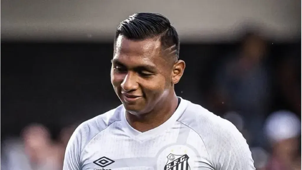 Foto: Raul Baretta/ Santos FC - Morelos quando atuava pelo Santos