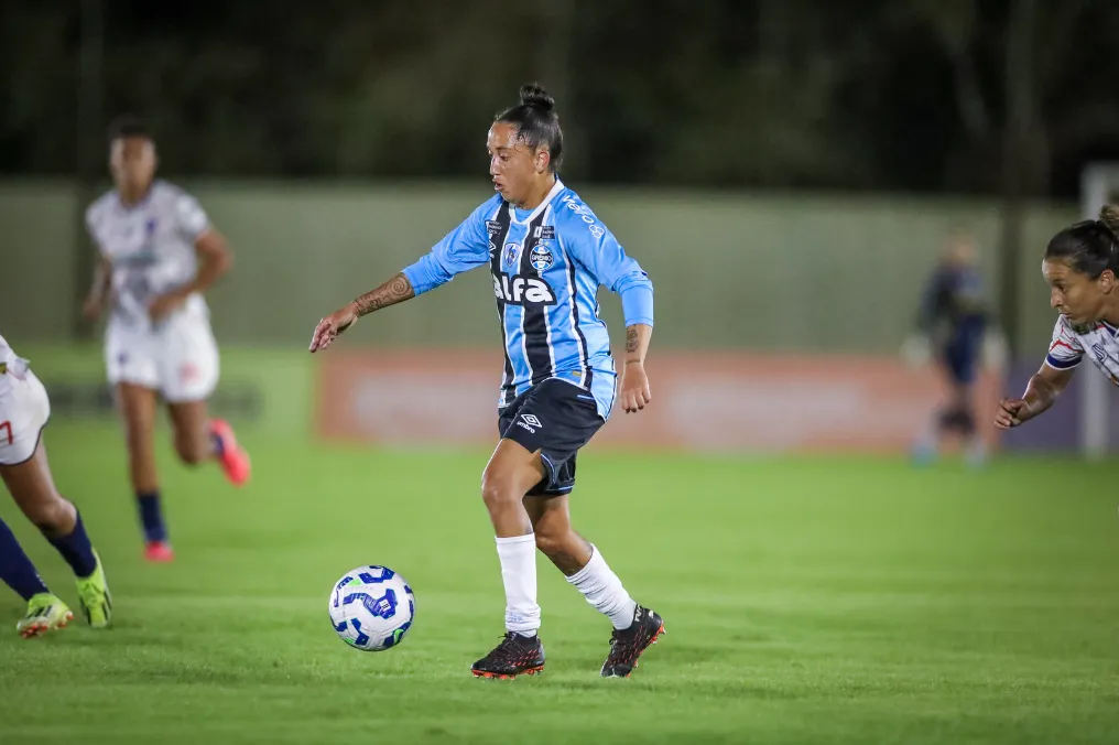 Shashá comemora seu gol sobre o Instituto 3B da Amazônia em goleada das Gurias Gremistas. Foto: CAROLINE MOTTA/GRÊMIO FBPA