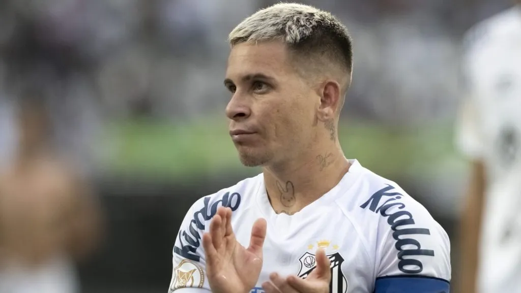 Soteldo com a camisa do Santos. Foto: Jorge Rodrigues/AGIF