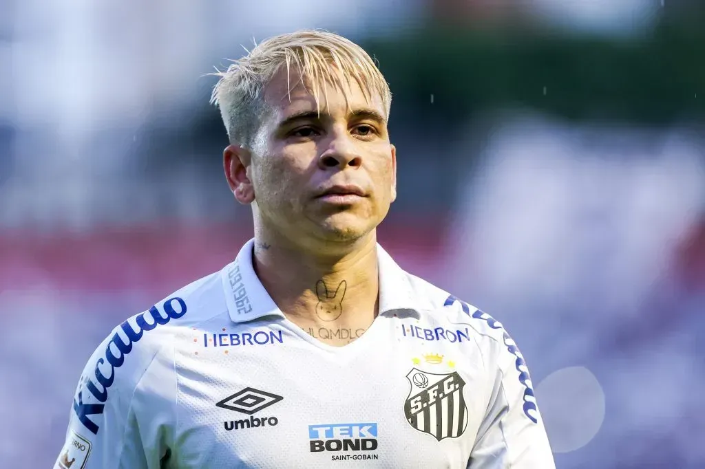 Soteldo em ação pelo Santos – Foto: Marcello Zambrana/AGIF