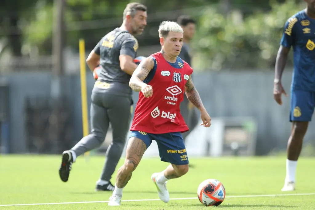 Soteldo em treino ao lado de Pedro Caixinha. Foto: Reinaldo Campos/AGIF