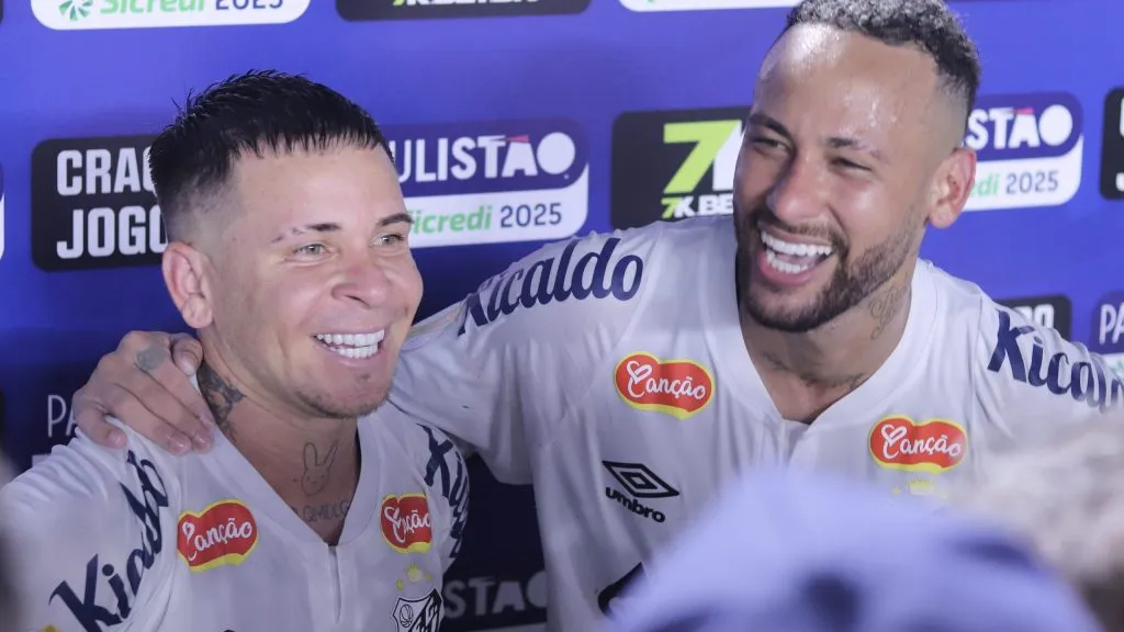 SP – SANTOS – 16/02/2025 – PAULISTA 2025, SANTOS X AGUA SANTA – Neymar Jr. e Soteldo jogadores do Santos apos a partida contra o Agua Santa no estadio Vila Belmiro pelo campeonato Paulista 2025. Foto: Reinaldo Campos/AGIF