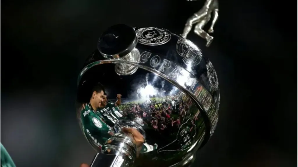 Troféu da Copa Libertadores da América – Foto: Reprodução/Getty Images