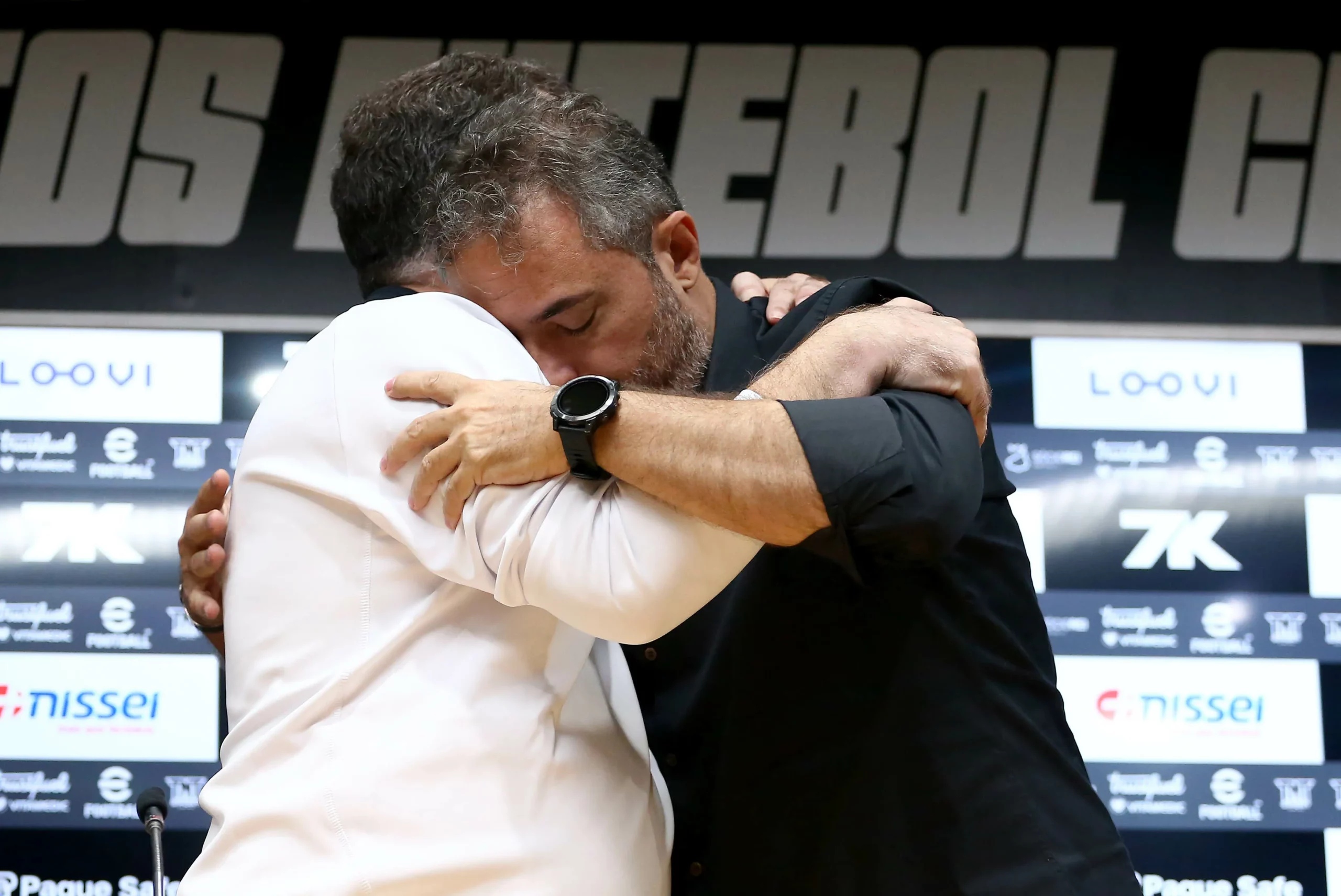 O presidente Marcelo Teixeira ao lado de Alexandre Mattos durante sua apresentacao oficial  em coletiva de imprensa realizada no Vila Belmiro. Foto: Mauricio De Souza/AGIF