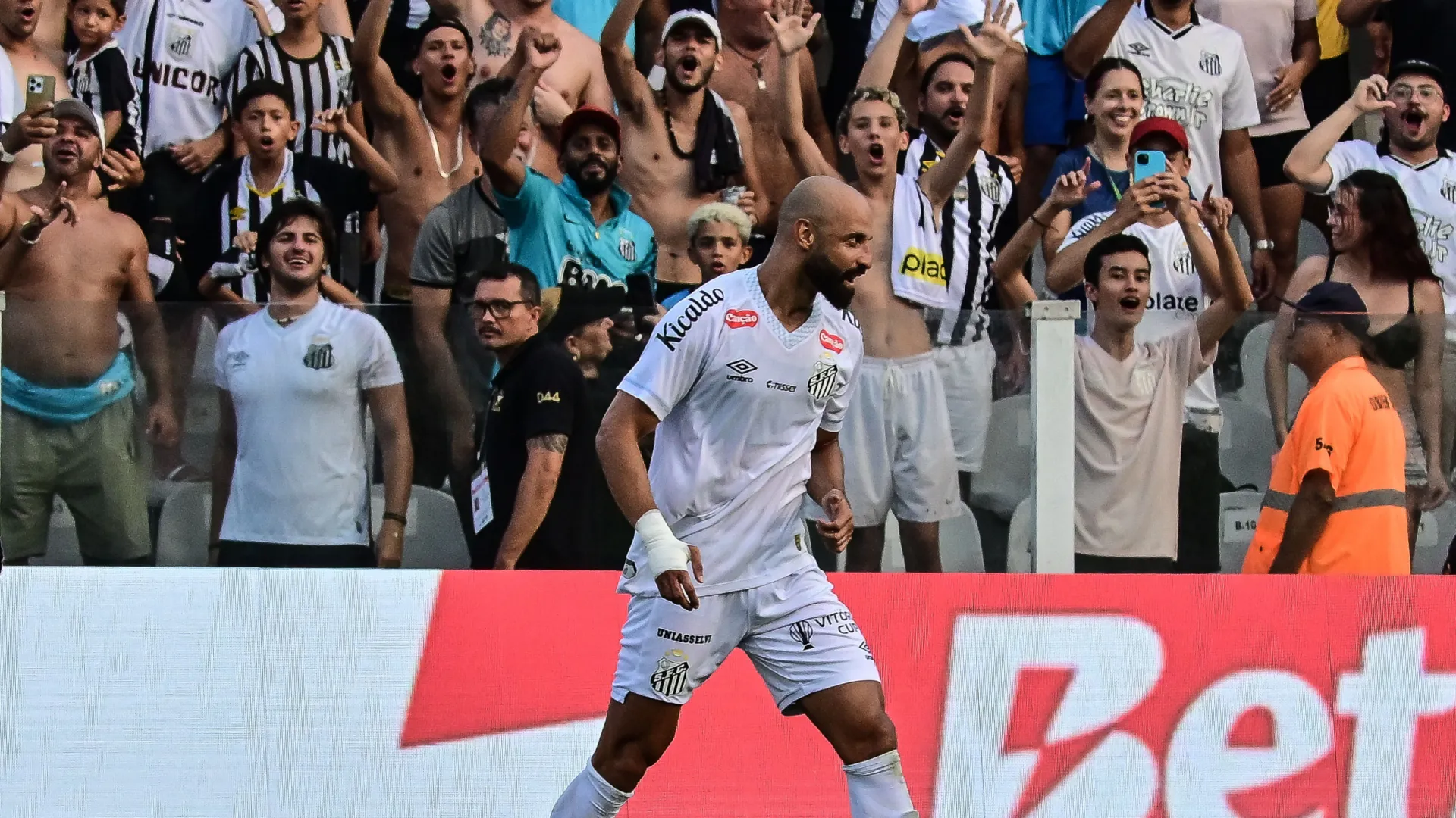 Thaciano comemorando pelo Santos contra o Novorizontino – Foto: Jota Erre/AGIF