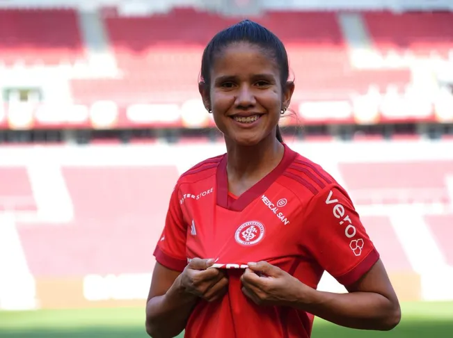 Thaíni, jogadora do Internacional em sua apresentação ao elenco após coletiva de imprensa. Foto: Luiza Diniz/Internacional