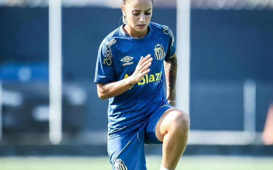Thaisinha treinando com a camisa das sereias. Foto: Reinaldo Campos/Santos