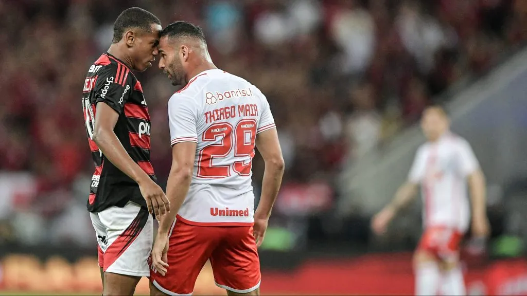 Thiago Maia brigando com Wallace Yan. Foto: Thiago Ribeiro/AGIF