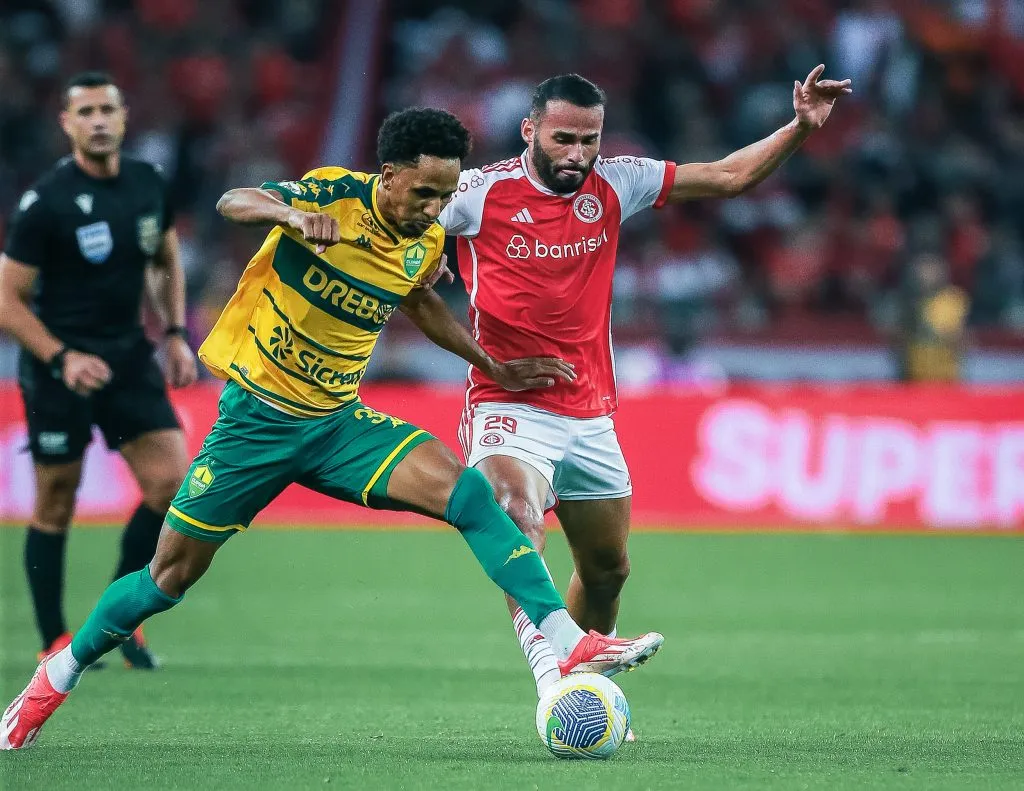RS – PORTO ALEGRE – 16/09/2024 – BRASILEIRO A 2024, INTERNACIONAL X CUIABA – Thiago Maia jogador do Internacional disputa lance com Lucas Mineiro jogador do Cuiaba durante partida no estadio Beira-Rio pelo campeonato Brasileiro A 2024. Foto: Giancarlo Santorum/AGIF