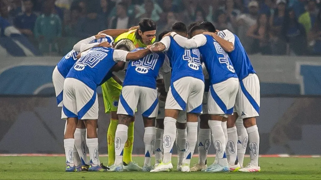 MG – BELO HORIZONTE – 18/05/2025 – BRASILEIRO A 2025, CRUZEIRO X ATLETICO-MG – Jogadores do Cruzeiro posam para foto antes na partida contra Atletico-MG no estadio Mineirao pelo campeonato Brasileiro A 2025. Foto: Fernando Moreno/AGIF