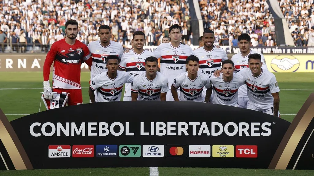 Time titular do Tricolor antes da partida em Lima, no Peru – Créditos: Rubens Chiri / São Paulo FC