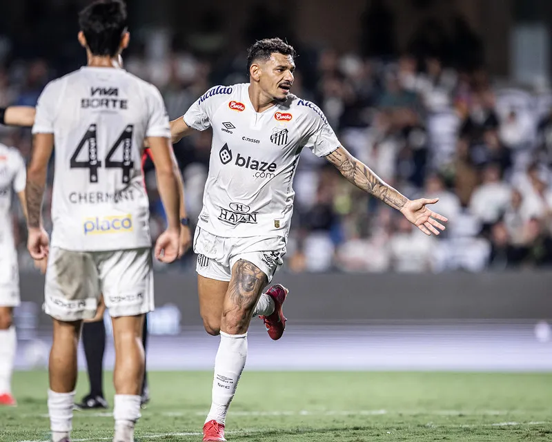 Tiquinho Soares comemora um de seus gols na goleada sobre o Coritiba. Foto: Raul Baretta/ Santos FC