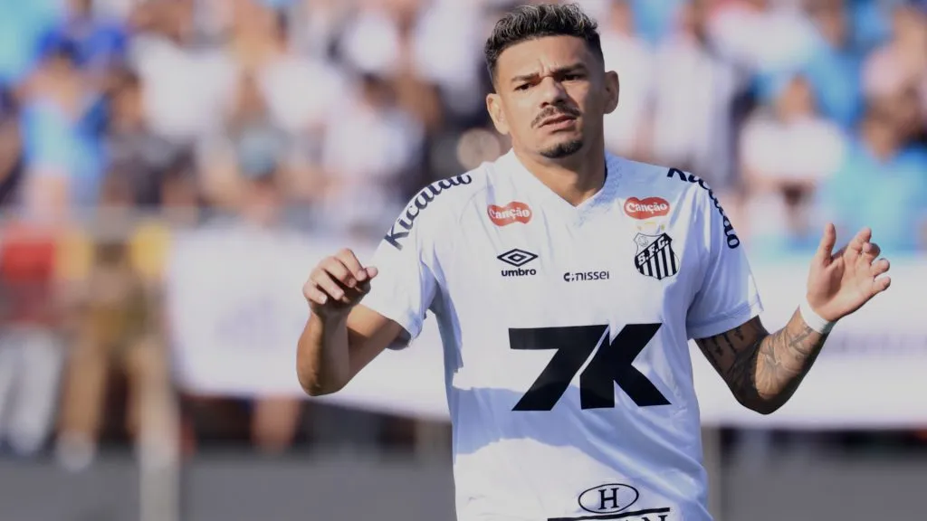 Tiquinho Soares durante partida contra o Vasco, pelo Campeonato Brasileiro – Foto: Marcello Zambrana/AGIF
