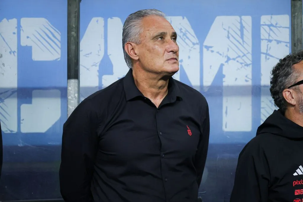 RS – PORTO ALEGRE – 22/09/2024 – BRASILEIRO A 2024, GREMIO X FLAMENGO – Tite tecnico do Flamengo durante partida contra o Gremio no estadio Arena do Gremio pelo campeonato Brasileiro A 2024. Foto: Maxi Franzoi/AGIF