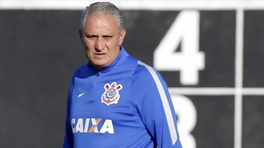 Tite durante treinamento. Foto: Daniel Vorley/AGIF