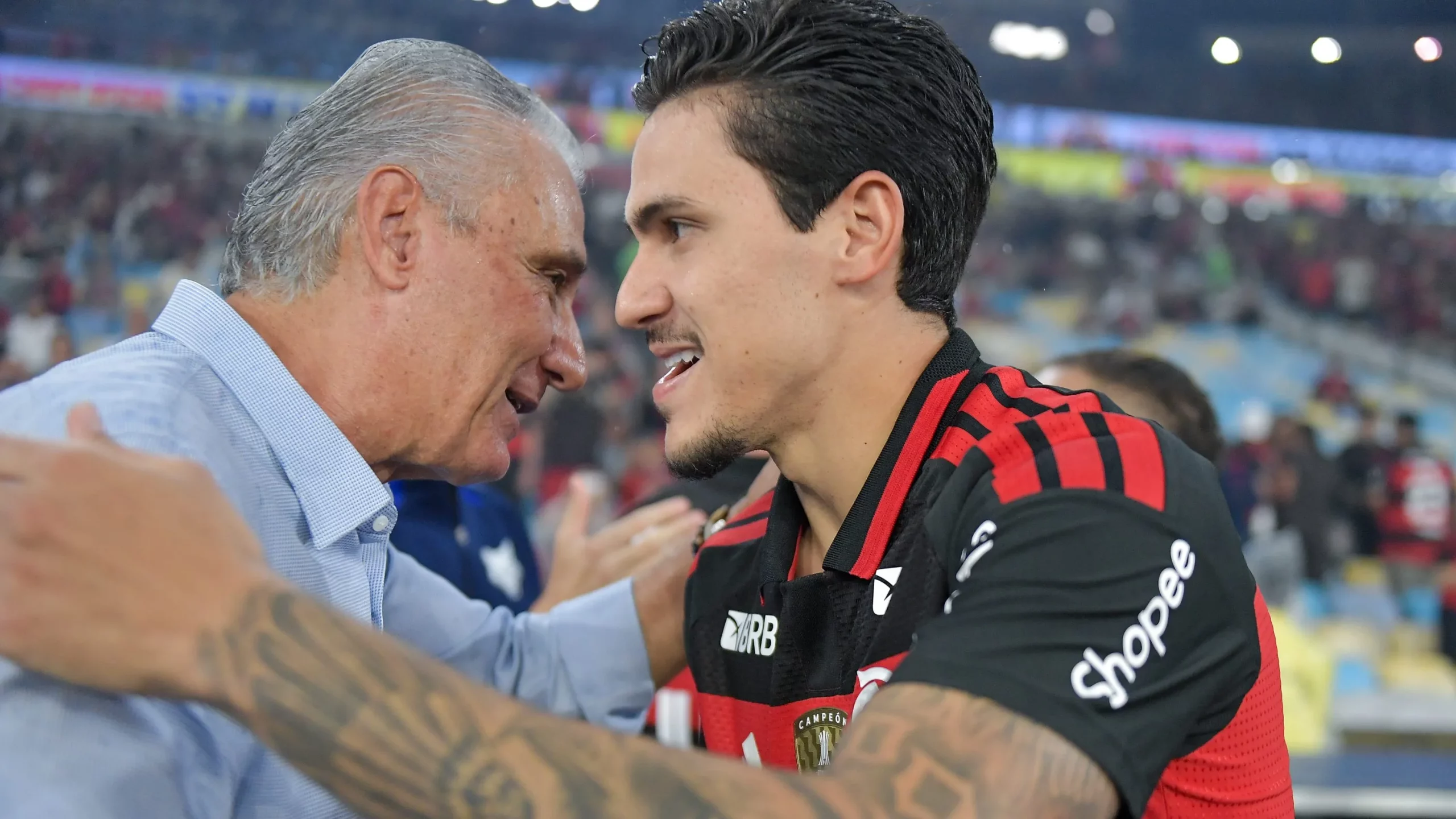 Pedro, jogador do Flamengo, com Tite técnico do Cruzeiro durante partida no estadio Maracana pelo campeonato Brasileiro A 2026. Foto: Thiago Ribeiro/AGIF