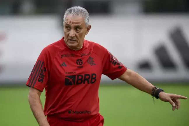 Tite durante treino do Flamengo – Foto: Marcelo Cortes/CRF