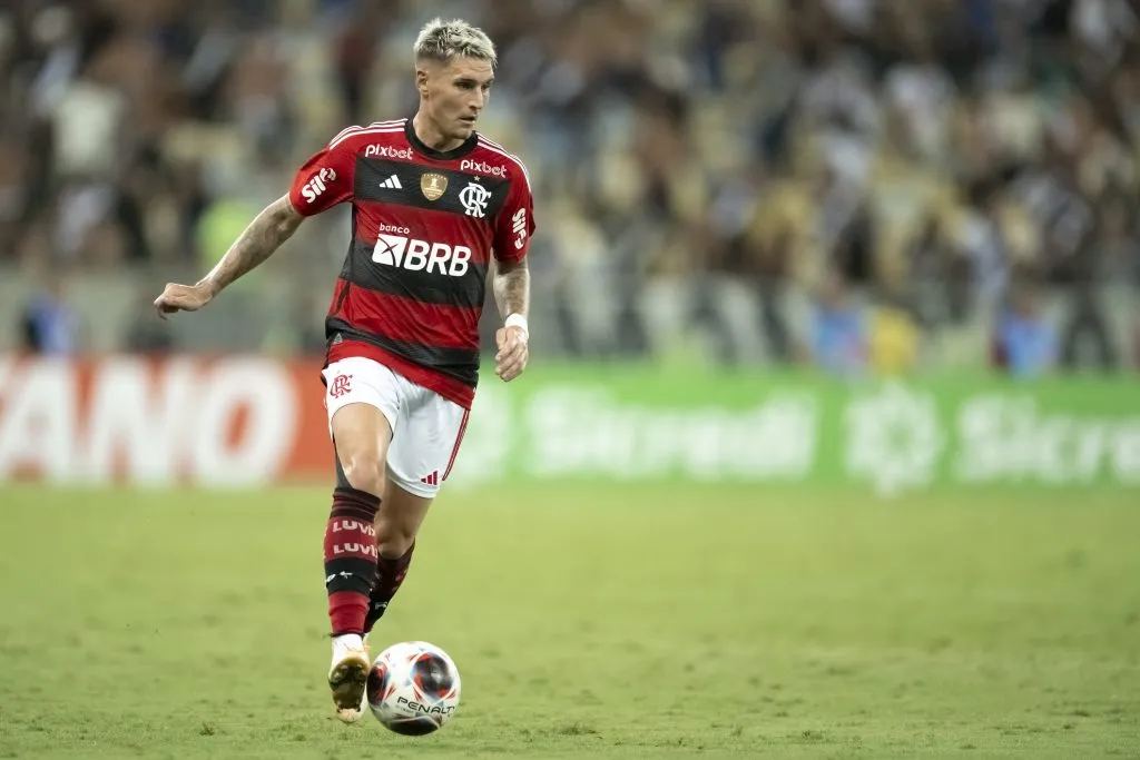 Varela jogador do Flamengo durante partida. Foto: Jorge Rodrigues/AGIF