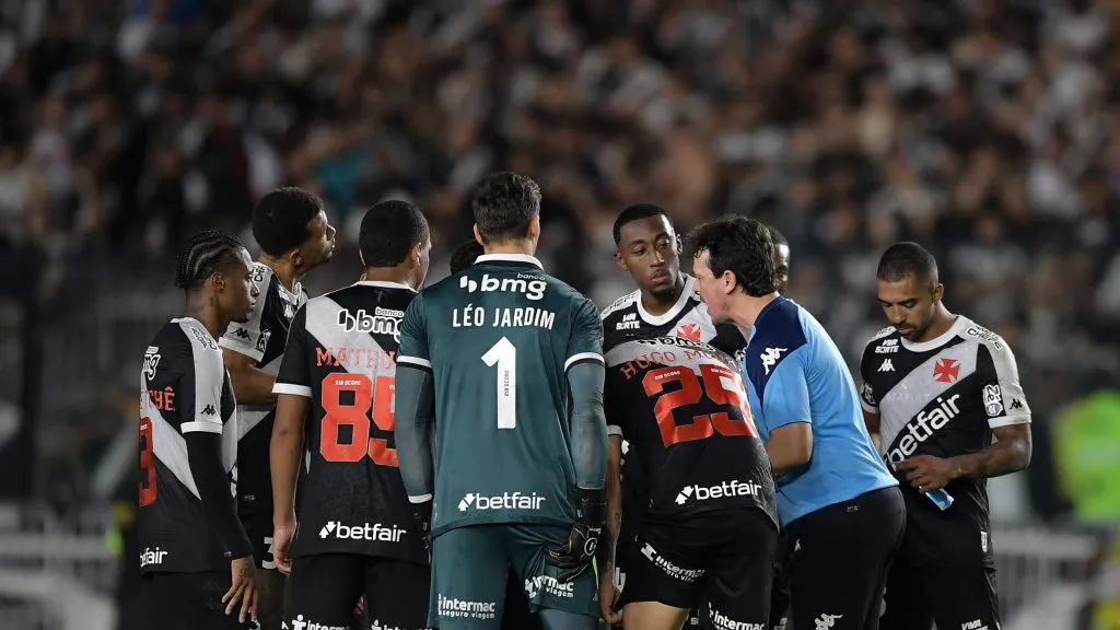 Fernando Diniz orienta os jogadores do Gigante da Colina. Foto: Thiago Ribeiro/AGIF.