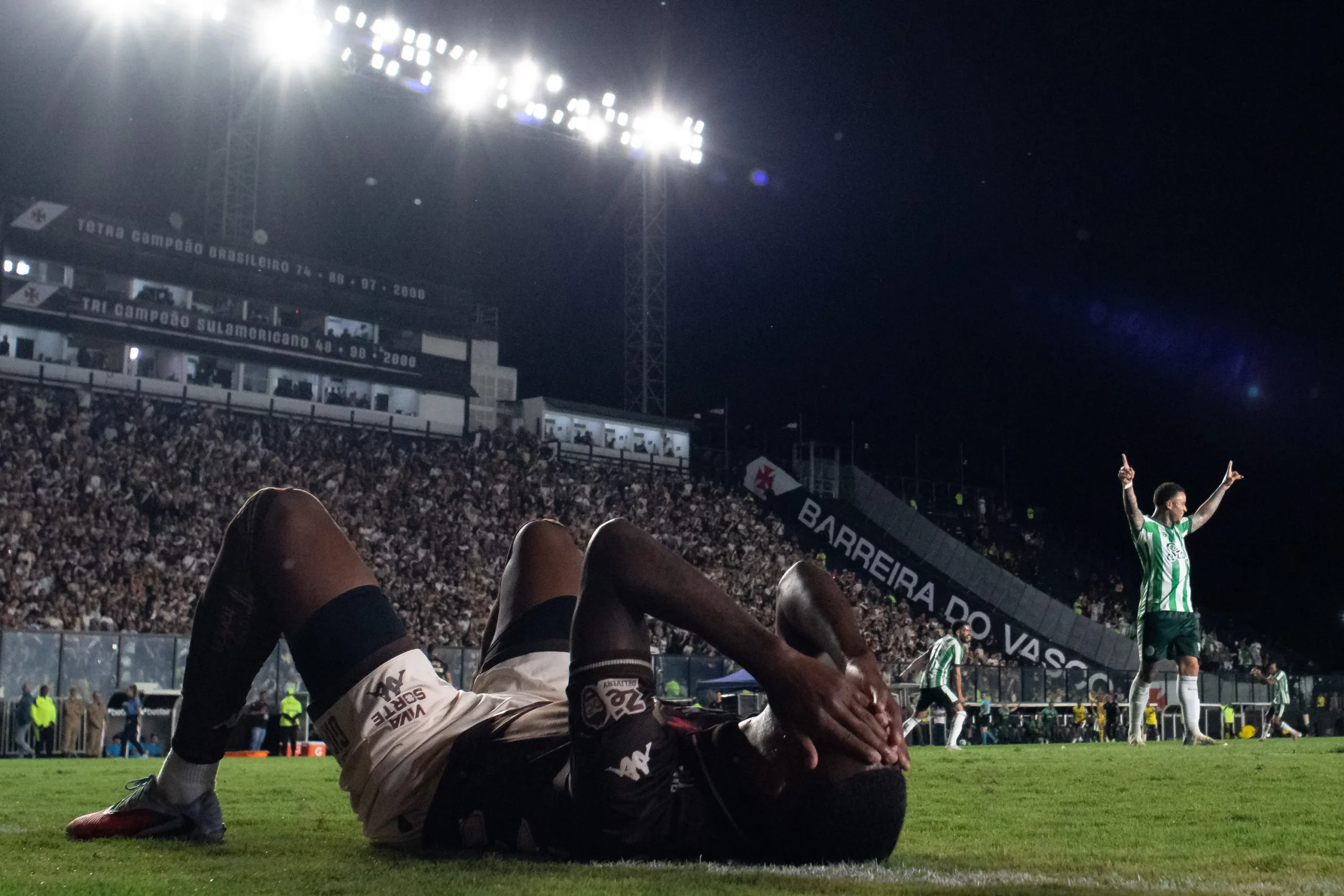 RJ – RIO DE JANEIRO – 08/11/2025 – BRASILEIRO A 2025, VASCO X JUVENTUDE – Robert Renan jogador do Vasco durante partida contra o Juventude no estadio Sao Januario pelo campeonato Brasileiro A 2025. Foto: Jorge Rodrigues/AGIF