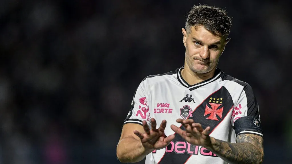 Vegetti, jogador do Vasco, durante partida contra o Cuiabá, pelo Campeonato Brasileiro de 2024. Foto: Thiago Ribeiro/AGIF.