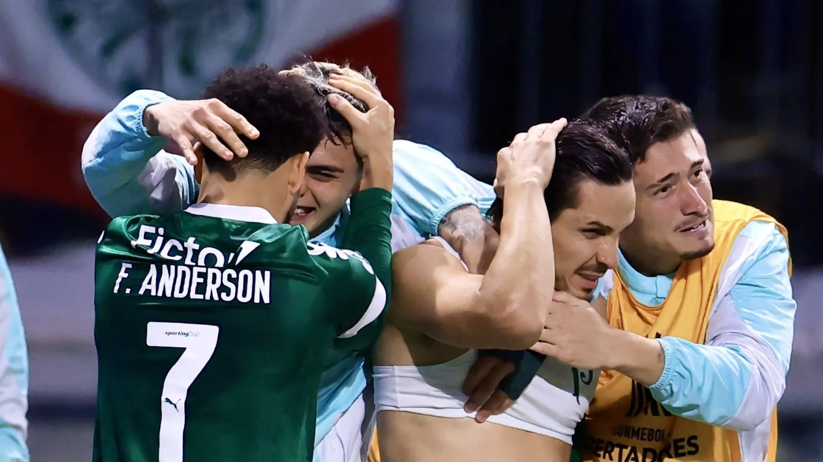 SP – SAO PAULO – 30/10/2025 – COPA LIBERTADORES 2025, PALMEIRAS X LDU – Raphael Veiga jogador do Palmeiras comemora seu gol com jogadores do seu time durante partida contra o LDU no estadio Arena Allianz Parque pelo campeonato Copa Libertadores 2025. Foto: Marcello Zambrana/AGIF