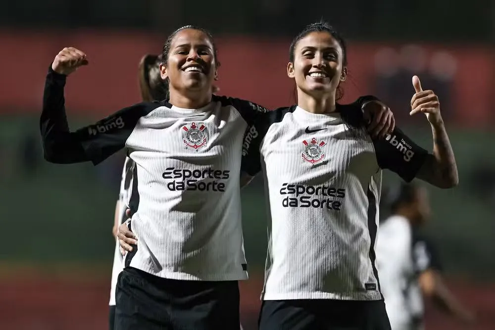 Vic Albuquerque e Jaqueline na comemoração do gol do Corinthians. Foto: Rebeca Reis/Staff Images/CBF
