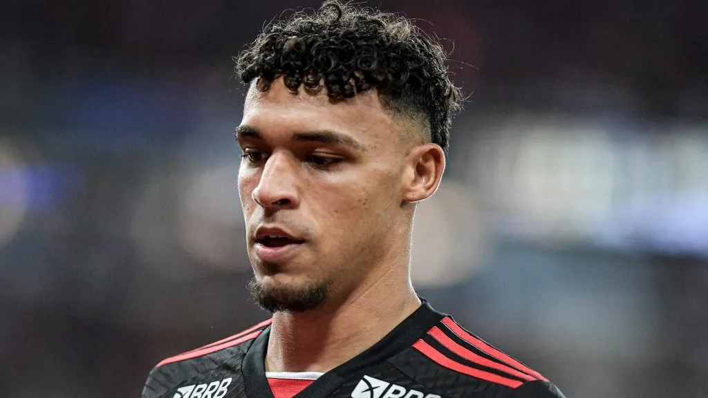 RJ – RIO DE JANEIRO – 17/04/2024 – BRASILEIRO A 2024, FLAMENGO X SAO PAULO – Victor Hugo jogador do Flamengo durante partida contra o Sao Paulo no estadio Maracana pelo campeonato Brasileiro A 2024. Foto: Thiago Ribeiro/AGIF