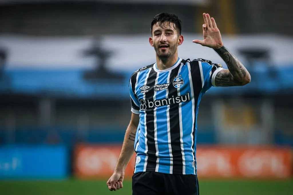 Villasanti jogador do Gremio comemora seu gol durante partida contra o Internacional no estadio Arena do Gremio pelo campeonato BRASILEIRO A 2023. Foto: Maxi Franzoi/AGIF