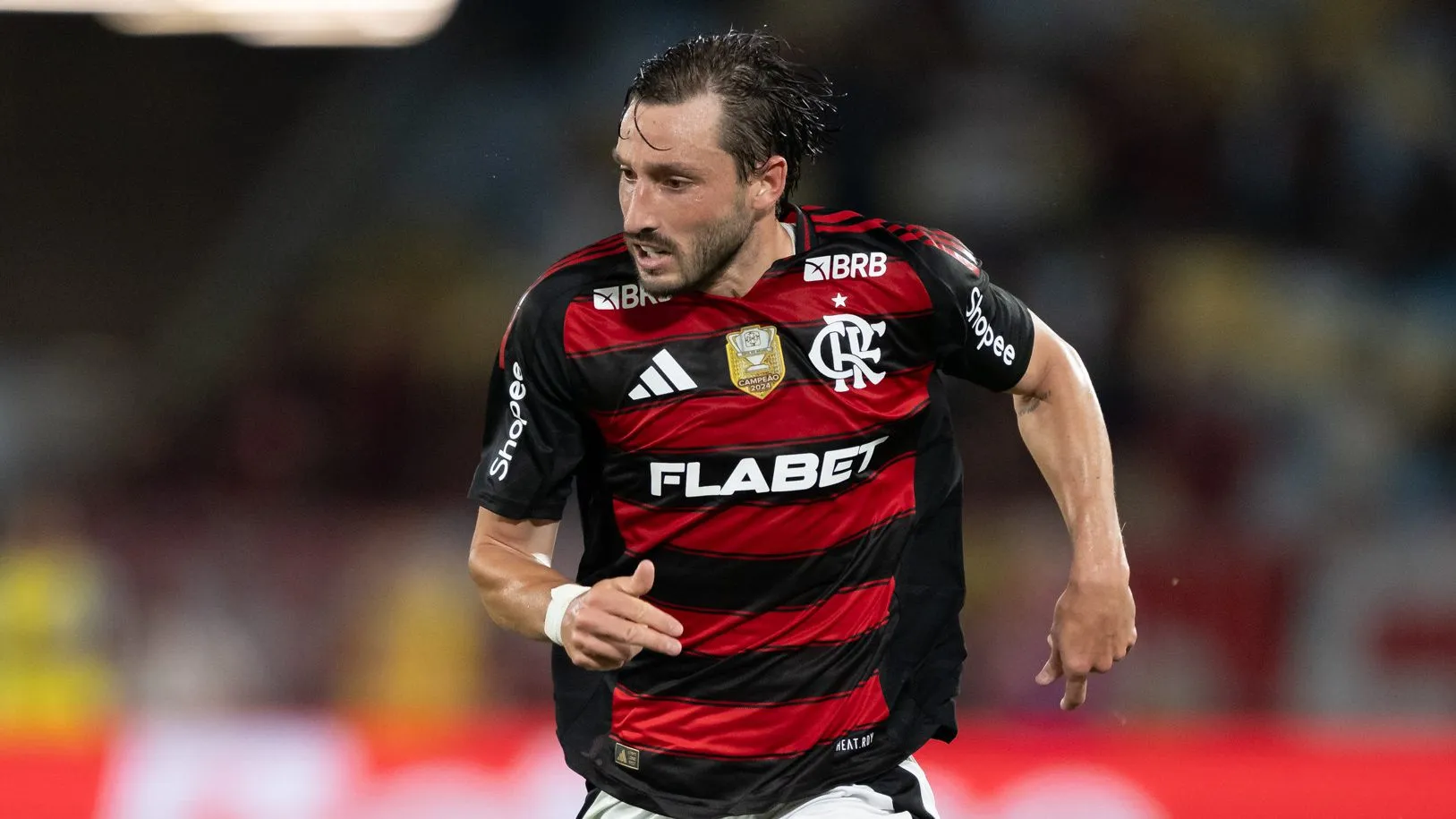Viña, jogador do Flamengo, durante partida contra o Atlético-MG. Foto: Jorge Rodrigues/AGIF