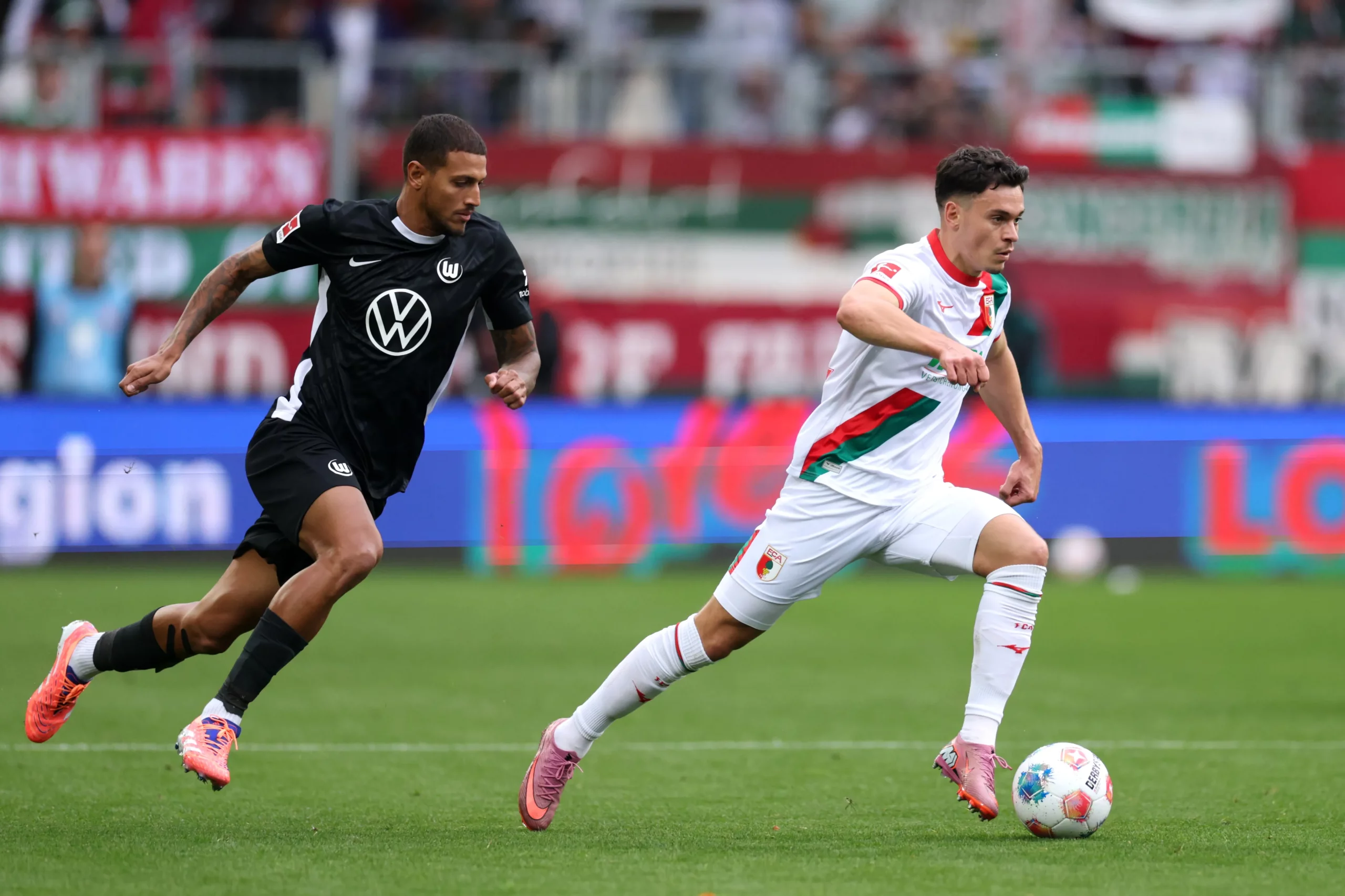 Atleta em partida com a camisa do Wolfsburg. Photo by Adam Pretty/Getty Images