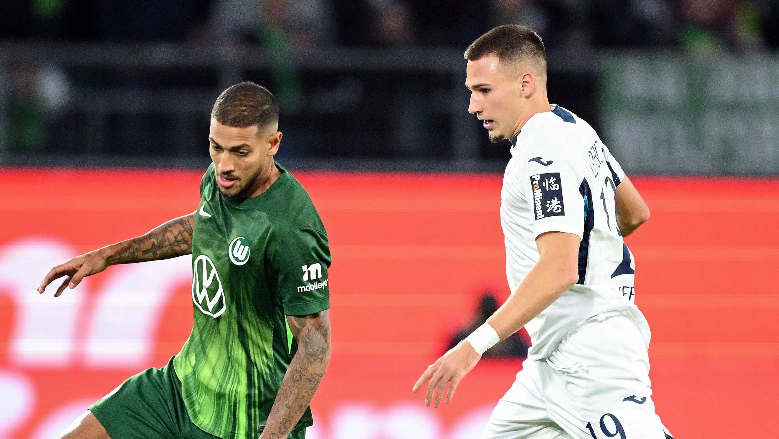 Foto: Stuart Franklin/Getty Images – Vinícius Souza em campo pelo Wolfsburg.