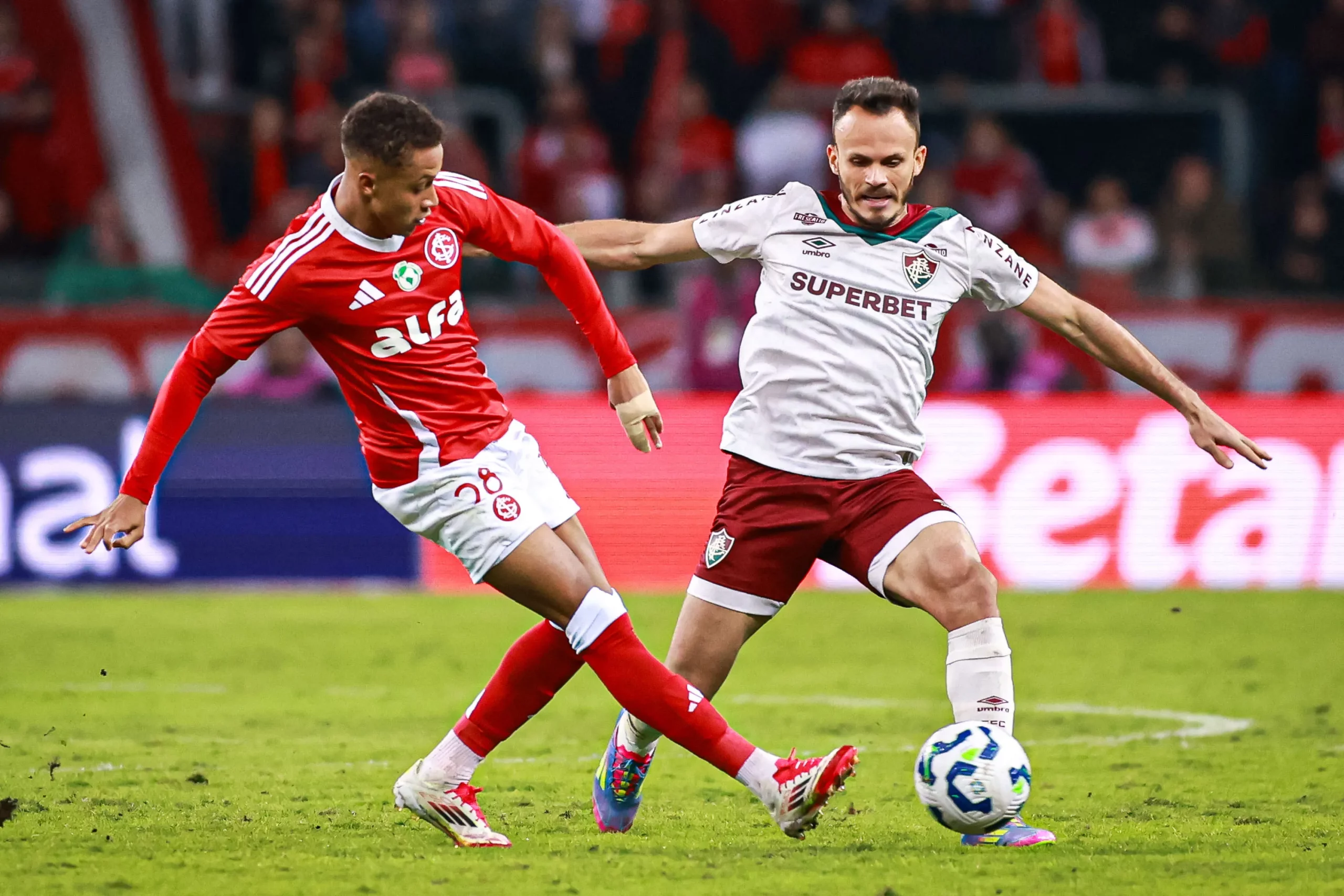 Vitinho durante jogo entre Internacional e Fluminense. Foto: Maxi Franzoi/AGIF