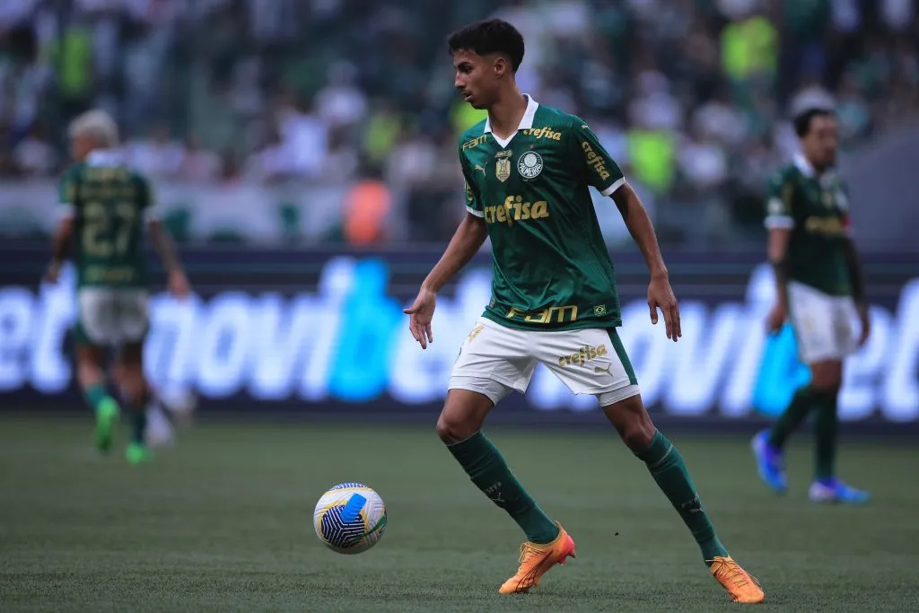 Vitor Reis no clássico contra o São Paulo. Foto: Ettore Chiereguini/AGIF