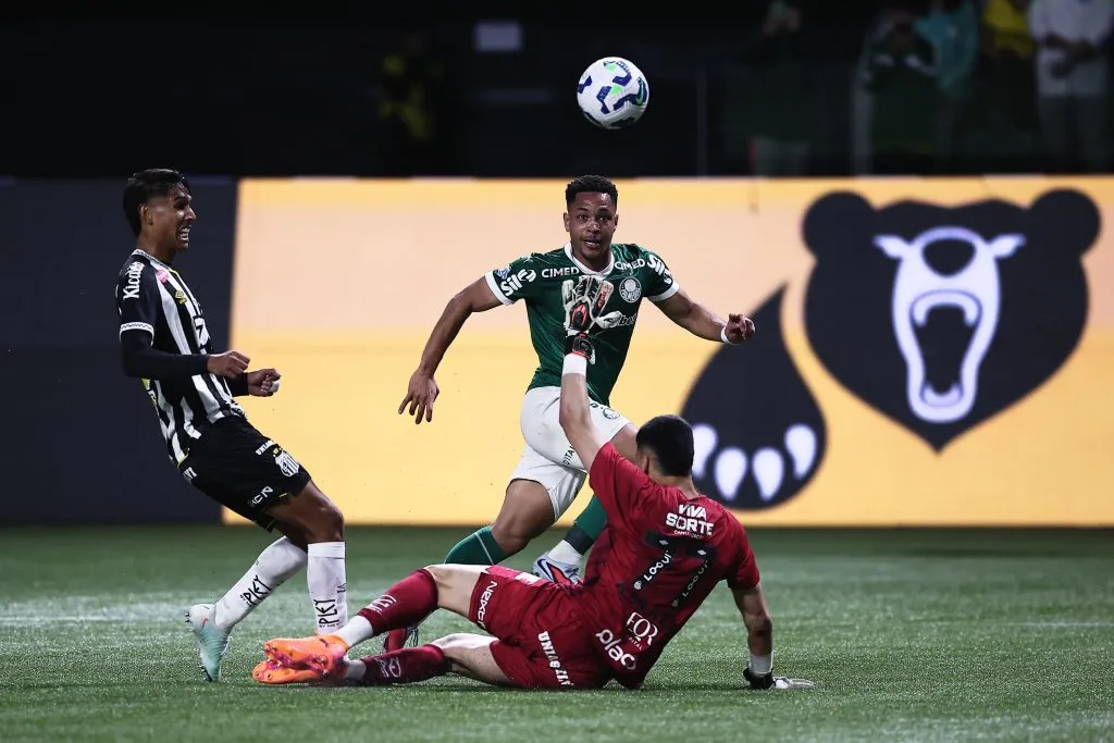 SP – SAO PAULO – 06/11/2025 – BRASILEIRO A 2025, PALMEIRAS X SANTOS – Vitor Roque jogador do Palmeiras comemora seu gol durante partida contra o Santos no estadio Arena Allianz Parque pelo campeonato Brasileiro A 2025. Foto: Ettore Chiereguini/AGIF