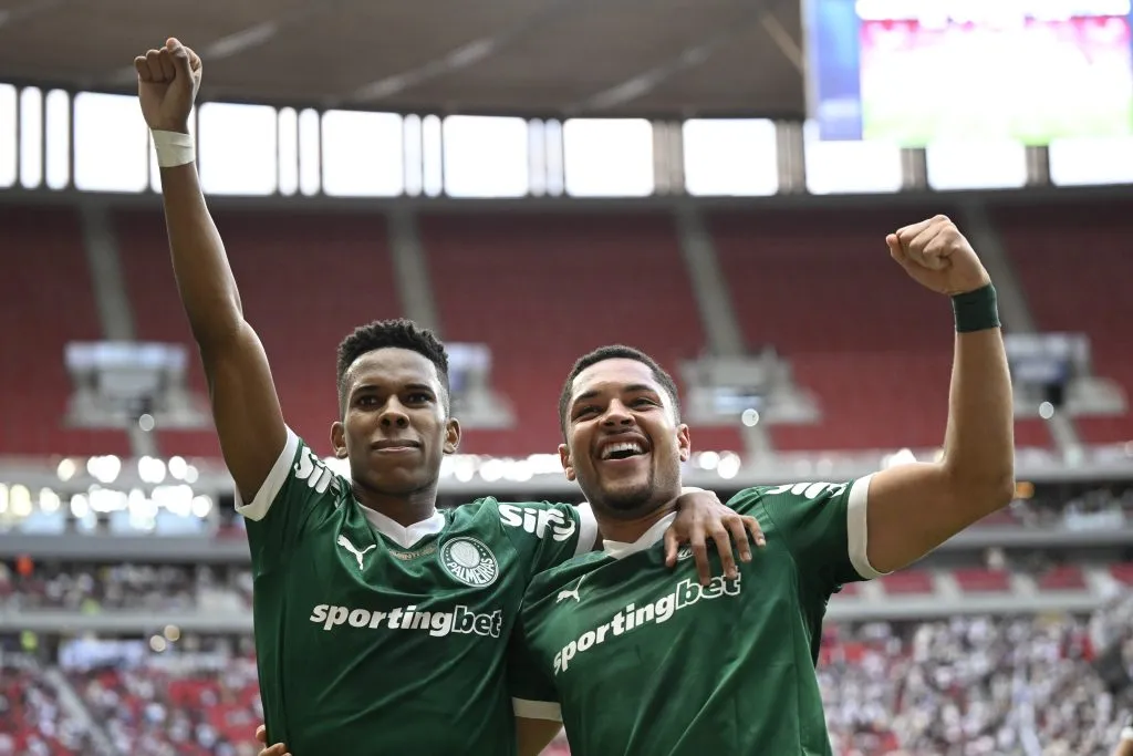 DF – BRASILIA – 04/05/2025 – BRASILEIRO A 2025, VASCO X PALMEIRAS – Vitor Roque jogador do Palmeiras comemora seu gol durante partida contra o Vasco no estadio Mane Garrincha pelo campeonato Brasileiro A 2025. Foto: Mateus Bonomi/AGIF