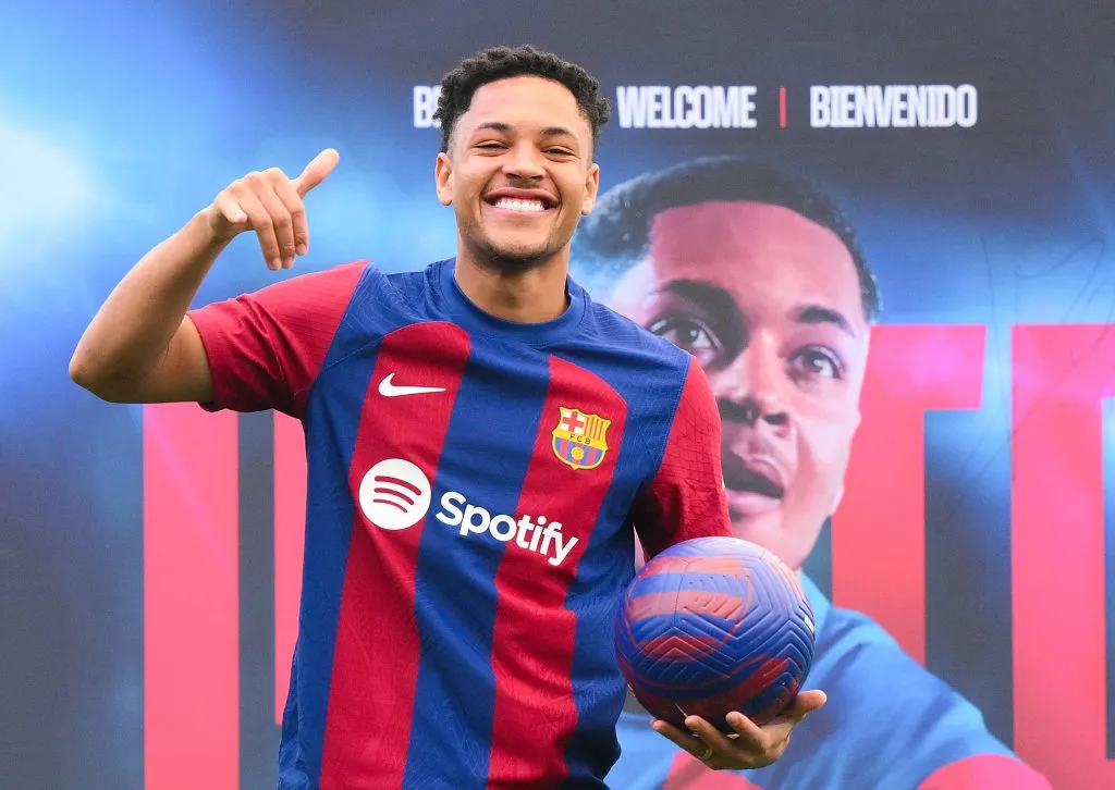 Vitor Roque na apresentação pelo Barcelona. Photo by David Ramos/Getty Images