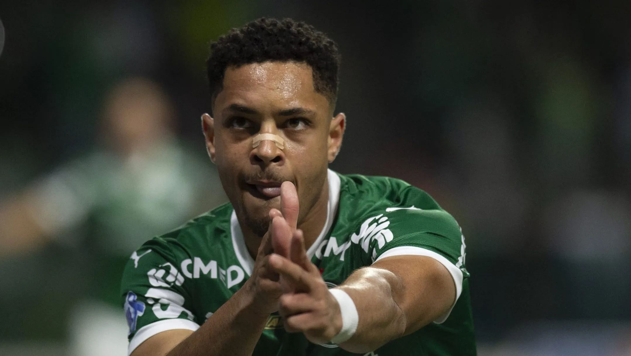 SP – SAO PAULO – 06/11/2025 – BRASILEIRO A 2025, PALMEIRAS X SANTOS – Vitor Roque jogador do Palmeiras comemora seu gol durante partida contra o Santos no estadio Arena Allianz Parque pelo campeonato Brasileiro A 2025. Foto: Anderson Romao/AGIF