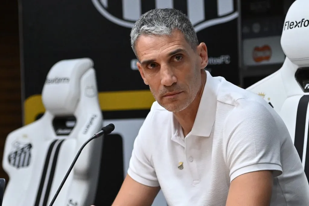 Vojvoda pode ter ainda mais novidades no elenco do Peixe. Foto: Jota Erre/AGIF 
