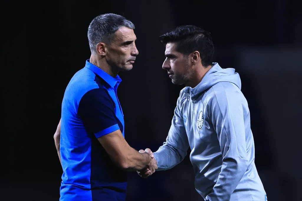 Abel Ferreira tecnico do Palmeiras cumprimenta Juan Pablo Vojvoda tecnico do Fortaleza ao final da partida contra o Fortaleza no estadio Arena Allianz Parque pelo campeonato Brasileiro A 2023. Foto: Ettore Chiereguini/AGIF
