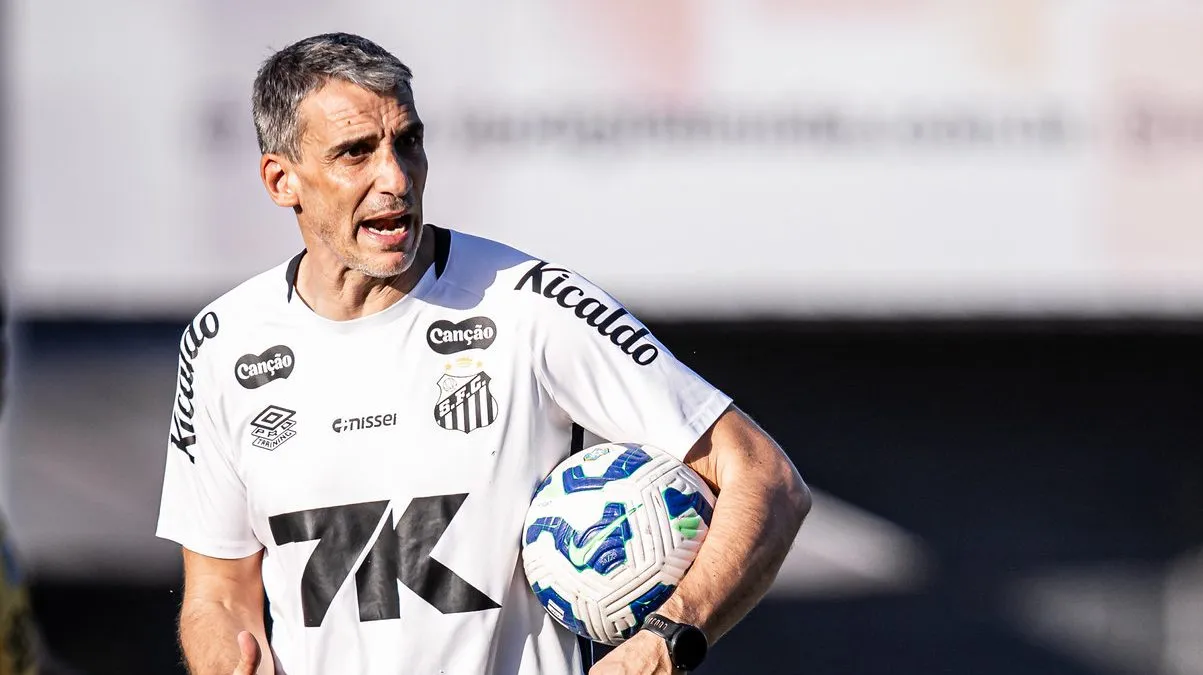 Vojvoda age com estratégia com Robinho Jr. para não comprometer sistema defensivo – Foto: Flickr Oficial Santos Futebol Clube