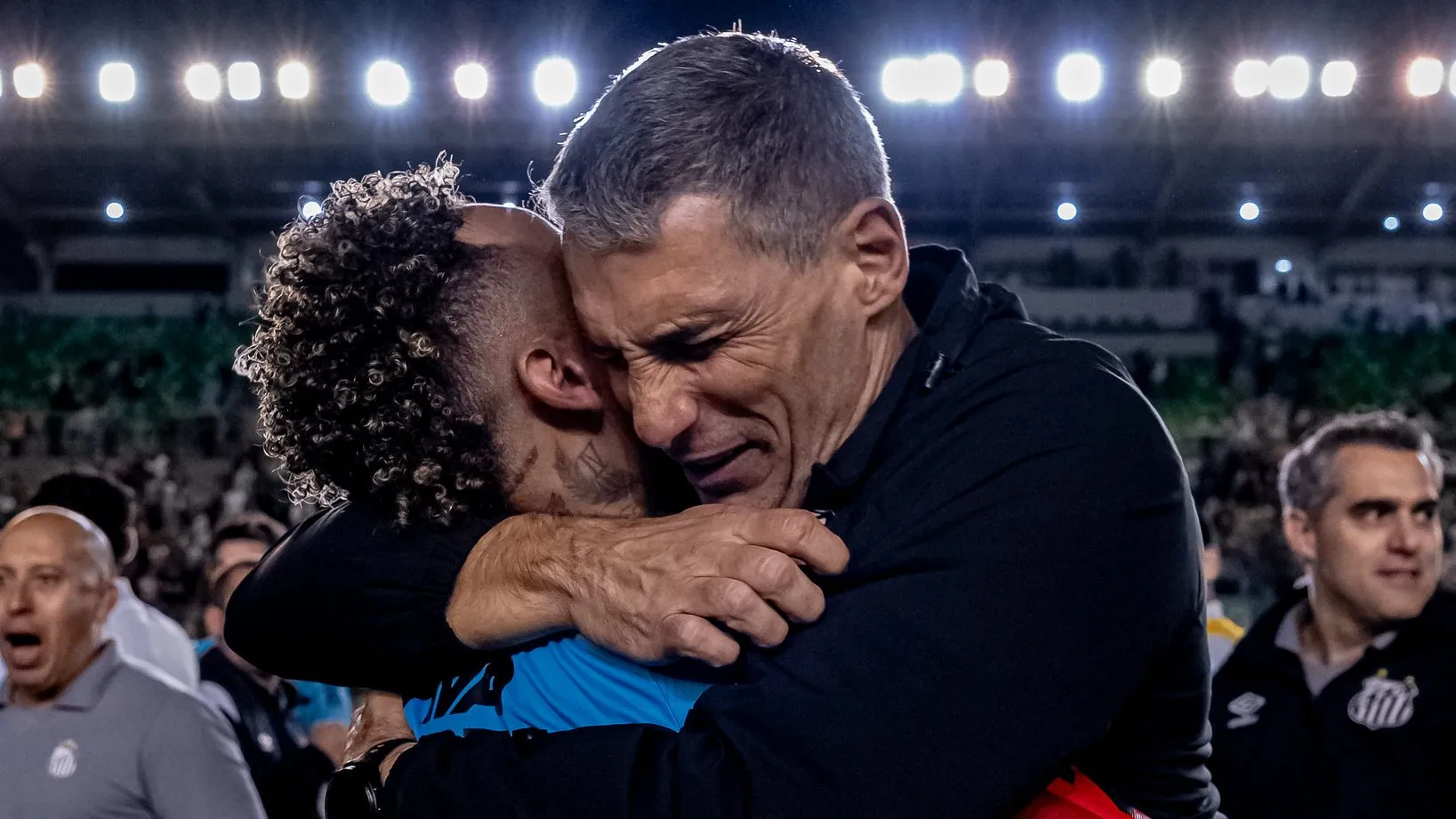 Vojvoda e Neymar durante comemoração após vitória contra o Juventude – Fotos: Léo Piva/ Santos FC.