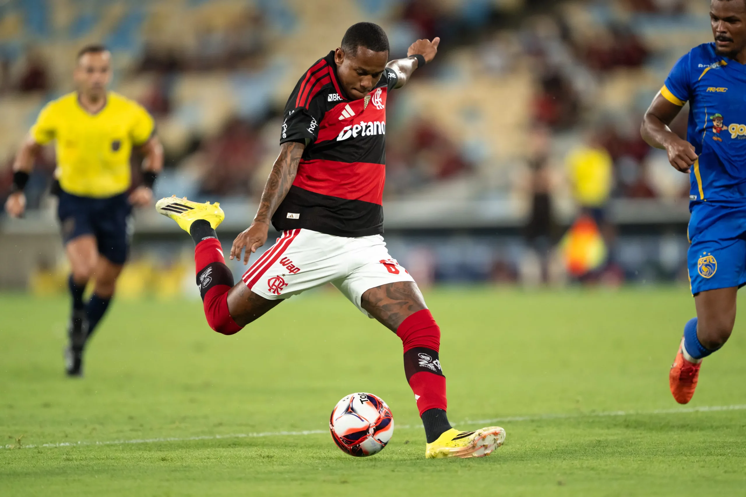 Wallace Yan durante o jogo mais recente do Flamengo. Foto: Jorge Rodrigues/AGIF