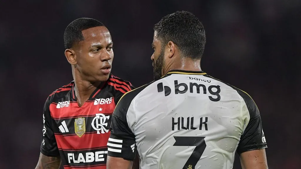Wallace Yan se estranhou com Hulk no fim de vitória do Flamengo sobre o Galo – Foto: Thiago Ribeiro/AGIF.