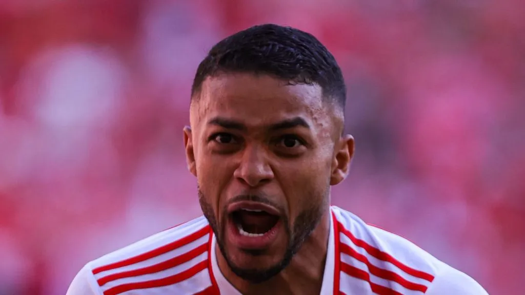 RS – PORTO ALEGRE – 24/11/2024 – BRASILEIRO A 2024, INTERNACIONAL X BRAGANTINO – Wanderson jogador do Internacional comemora seu gol durante partida contra o Bragantino no estadio Beira-Rio pelo campeonato Brasileiro A 2024. Foto: Maxi Franzoi/AGIF