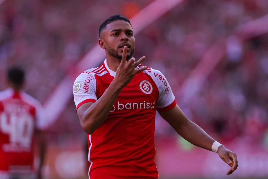 RS – PORTO ALEGRE – 24/11/2024 – BRASILEIRO A 2024, INTERNACIONAL X BRAGANTINO – Wanderson jogador do Internacional comemora seu gol durante partida contra o Bragantino no estadio Beira-Rio pelo campeonato Brasileiro A 2024. Foto: Maxi Franzoi/AGIF