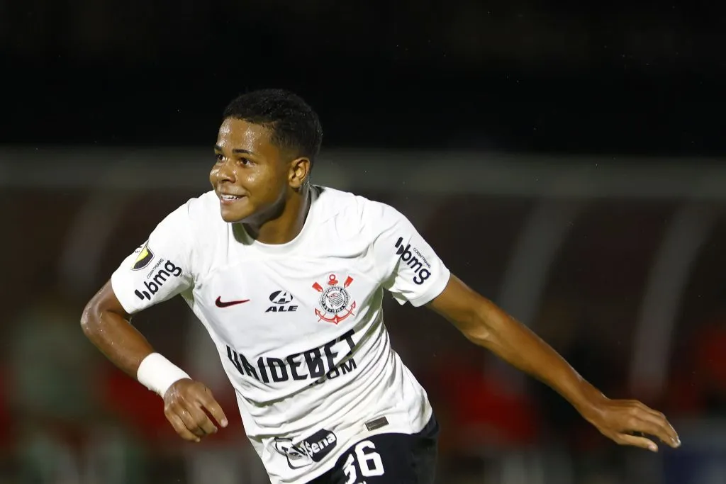 Wesley no Estádio Santa Cruz, comemorando gol do Corinthians contra o Botafogo/SP, pelo Campeonato Paulista, dia 14/02/2024. Foto: Thiago Calil/AGIF