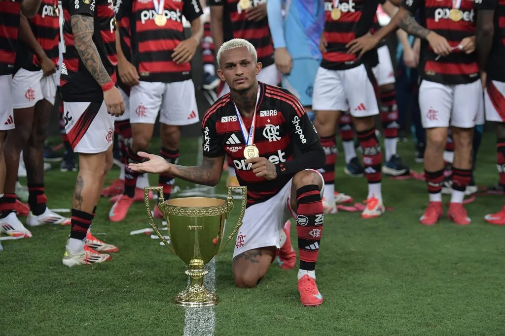 Wesley jogador do Flamengo levanta a taca de campeao durante cerimonia de premiacao ao final da partida contra o Fluminens do campeonato Carioca 2025. Foto: Thiago Ribeiro/AGIF