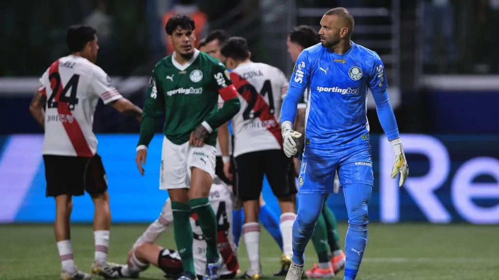 Weverton durante partida contra o River Plate – Foto: Ettore Chiereguini/AGIF